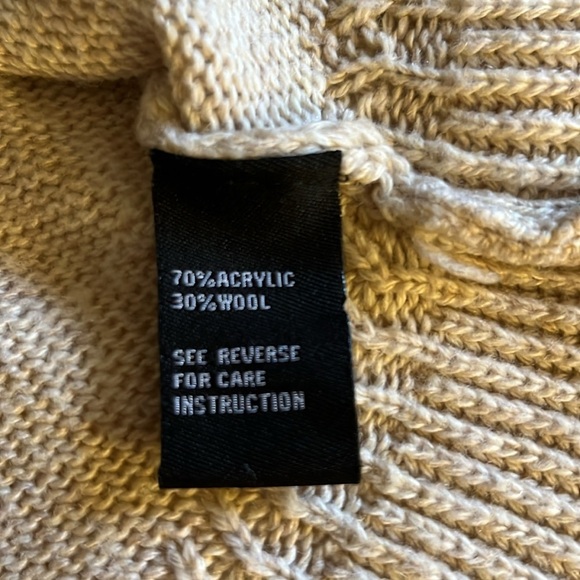 Cliche cream colored long sleeved sweater with ruffle at the bottom. MP - Picture 7 of 7